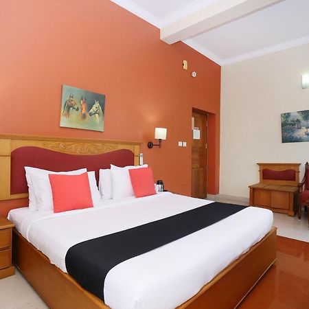 Hotel Capital O 45944 Club 7 Tiruvalla Exterior foto