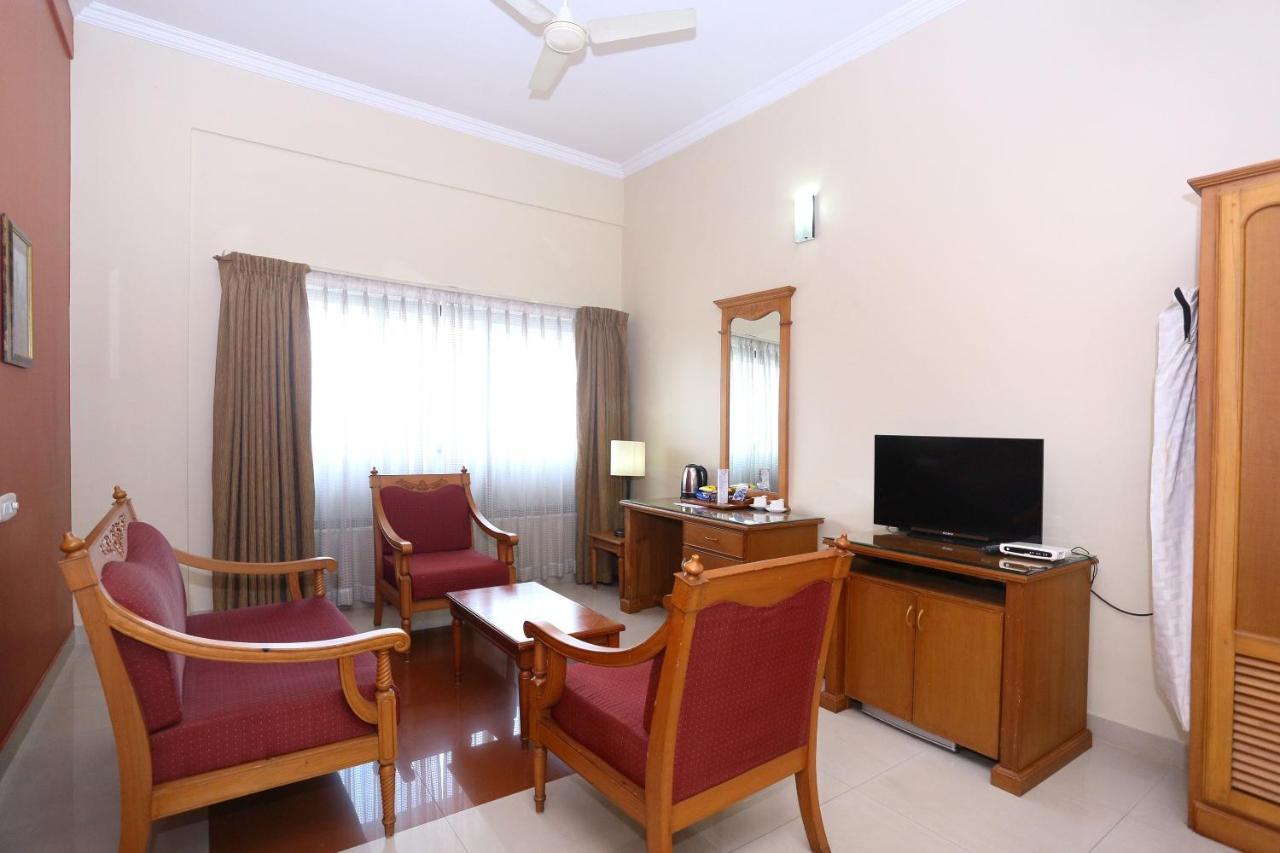 Hotel Capital O 45944 Club 7 Tiruvalla Exterior foto